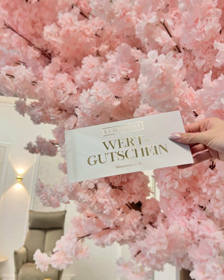 Instagram post from la_beautique_os. This post is in position 8.